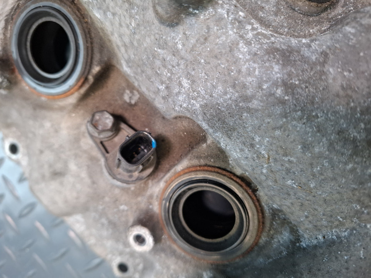 08-16 Lexus LS600HL UVF46 2URFSE Right Engine Cylinder Head Valve Cover OEM