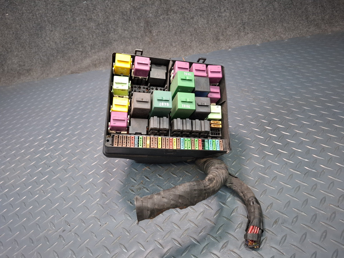 1997 BMW E31 840Ci M62 Front Power Distribution Fuse Relay Box Module