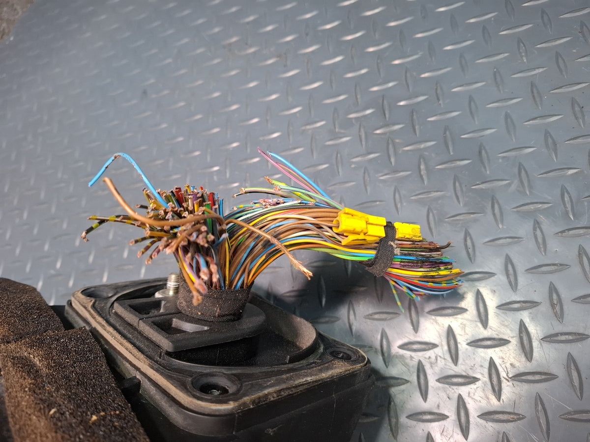 1997 BMW E31 840Ci M62 Front Power Distribution Fuse Relay Box Module