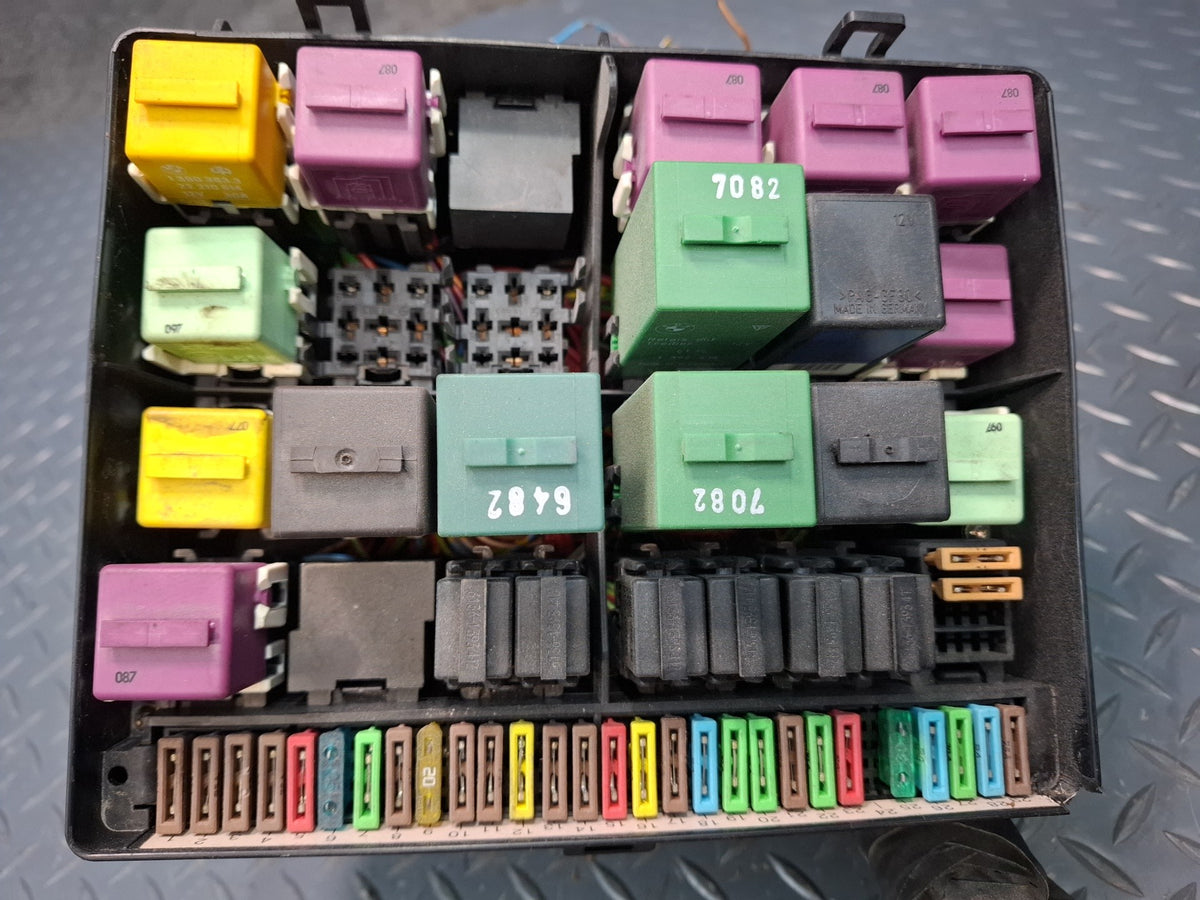 1997 BMW E31 840Ci M62 Front Power Distribution Fuse Relay Box Module