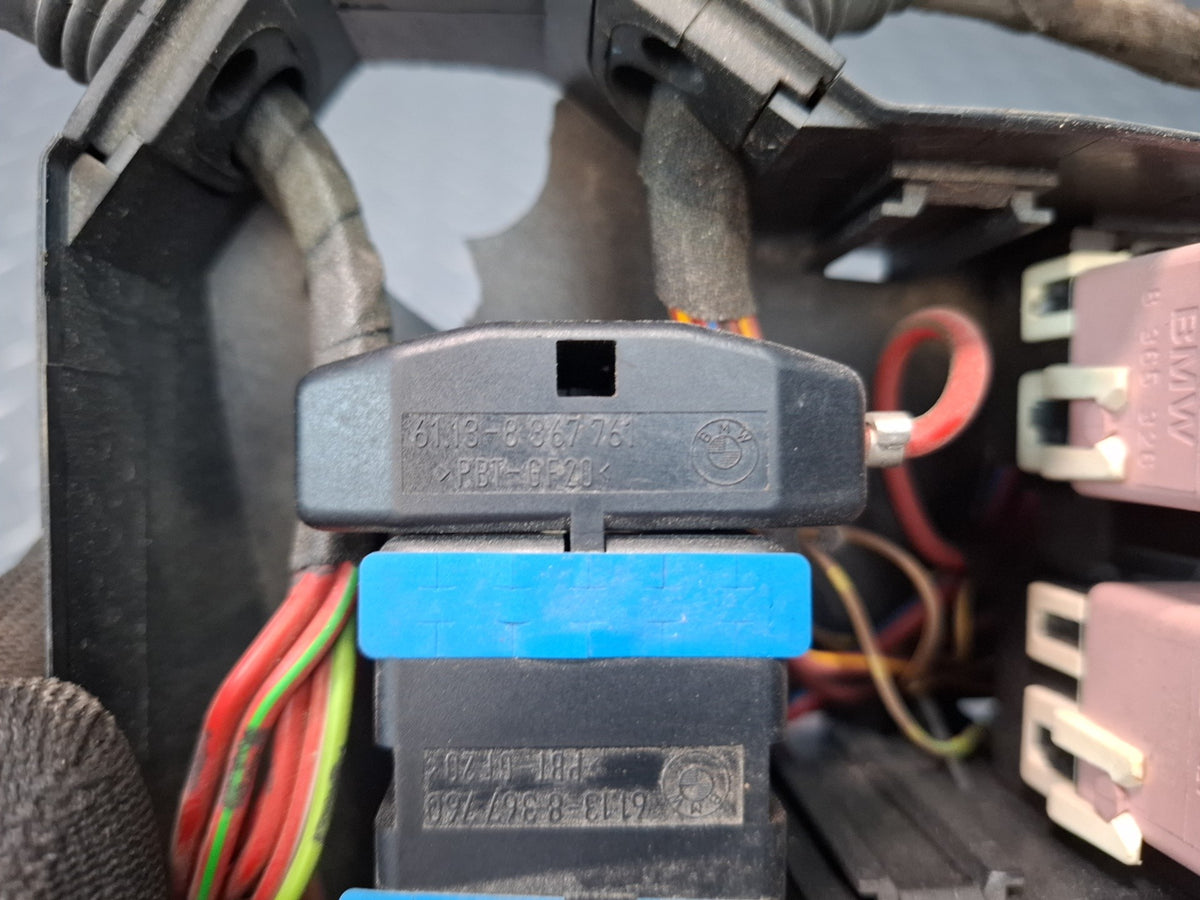 1994-1997 BMW E31 840Ci Power Distribution Fuse Relay Box Module