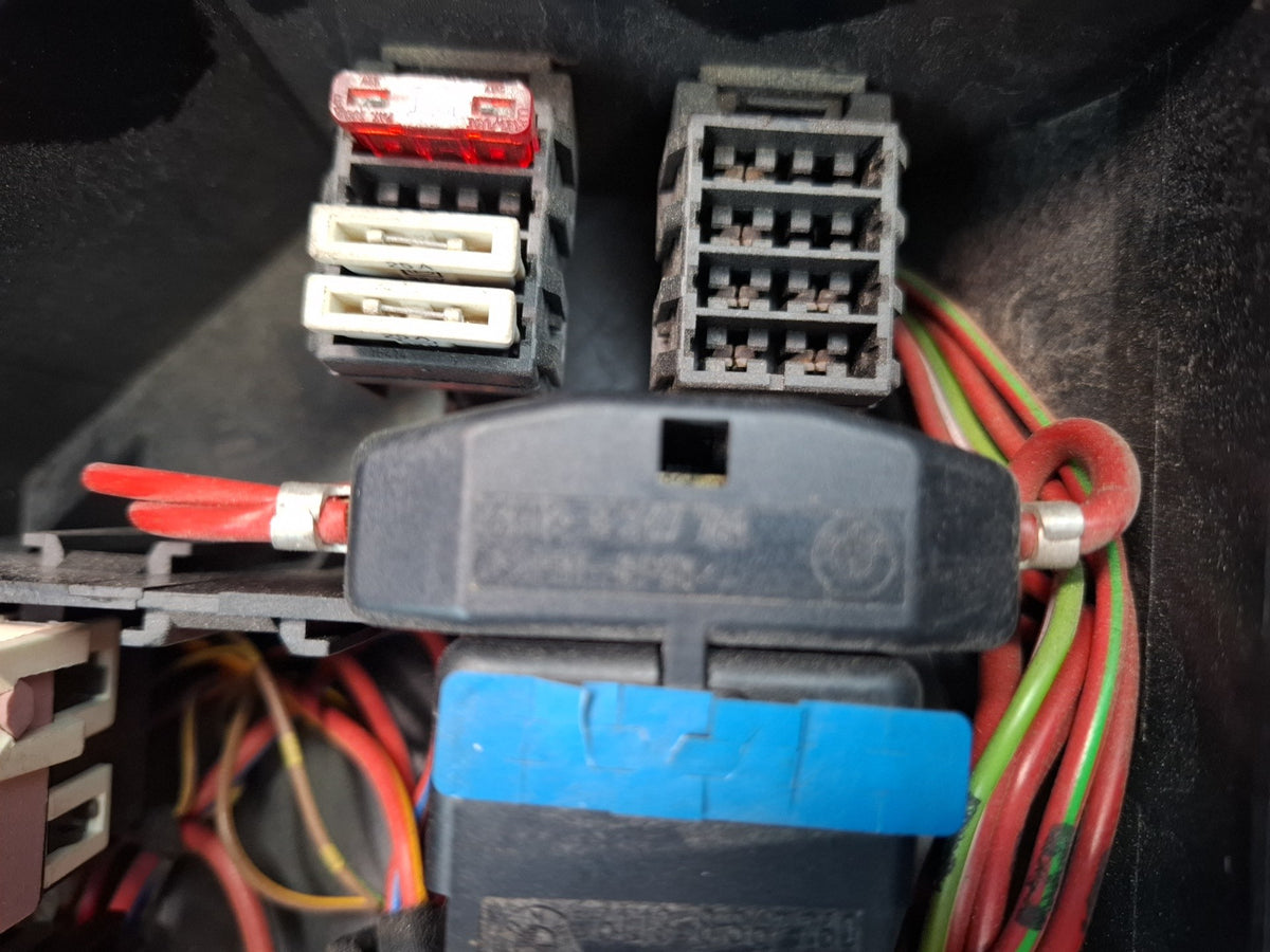 1994-1997 BMW E31 840Ci Power Distribution Fuse Relay Box Module