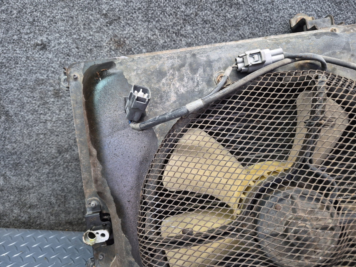 93-95 Toyota Hiace KZH106W 1KZ-TE A/C Condenser w Cooling Fan Motor & Shroud OEM