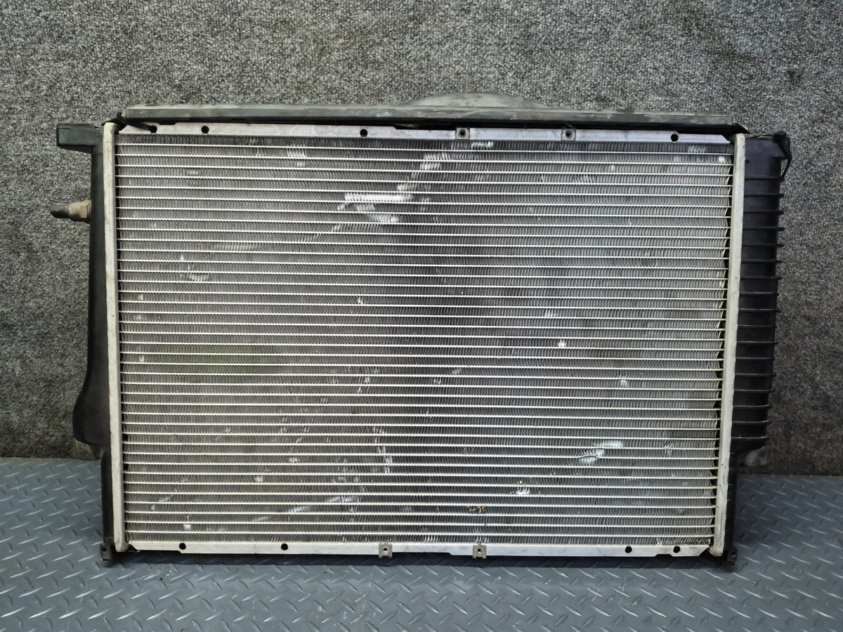 1994-1997 BMW E31 840Ci M62 Engine Cooling Radiator w Shroud 1702893