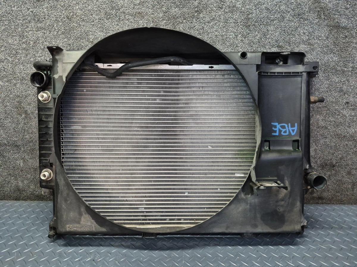 1994-1997 BMW E31 840Ci M62 Engine Cooling Radiator w Shroud 1702893