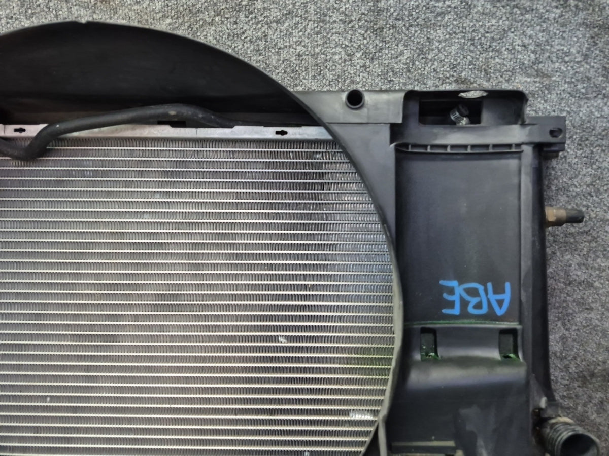 1994-1997 BMW E31 840Ci M62 Engine Cooling Radiator w Shroud 1702893