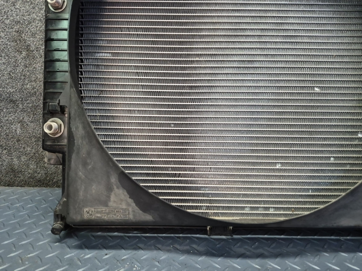 1994-1997 BMW E31 840Ci M62 Engine Cooling Radiator w Shroud 1702893