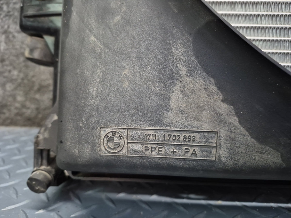 1994-1997 BMW E31 840Ci M62 Engine Cooling Radiator w Shroud 1702893