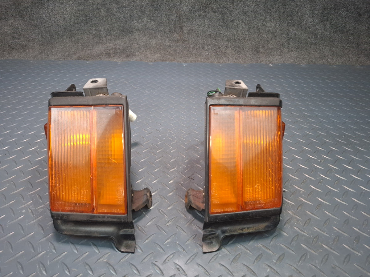 82-83 Toyota Celica RA65 Set of 2 Front Turn Signal Corner Light Lamp Damaged