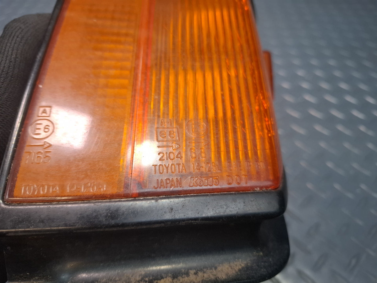 82-83 Toyota Celica RA65 Set of 2 Front Turn Signal Corner Light Lamp Damaged