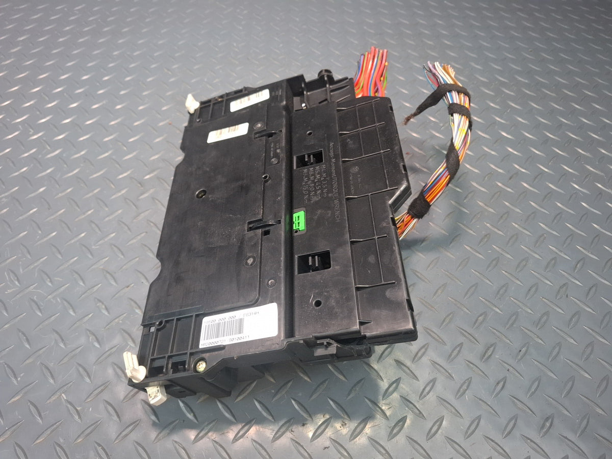 01-06 BMW E46 330Ci Power Distribution Fuse Relay Box Module OEM