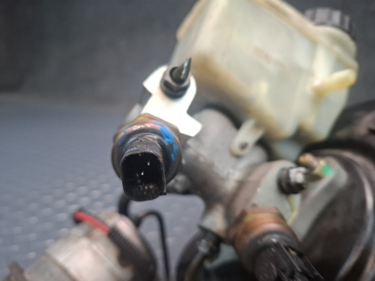 2001 BMW E46 330ci Brake Master Cylinder Booster Fluid Reservoir w DSC Pump OEM