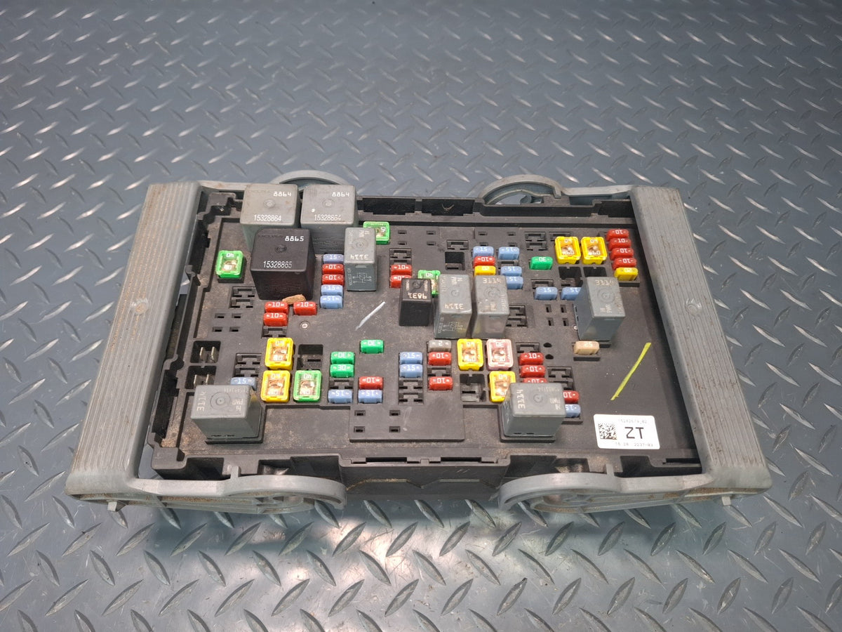 2008-2009 Hummer H2 Engine Bay Junction Fuse Relay Box 15282679