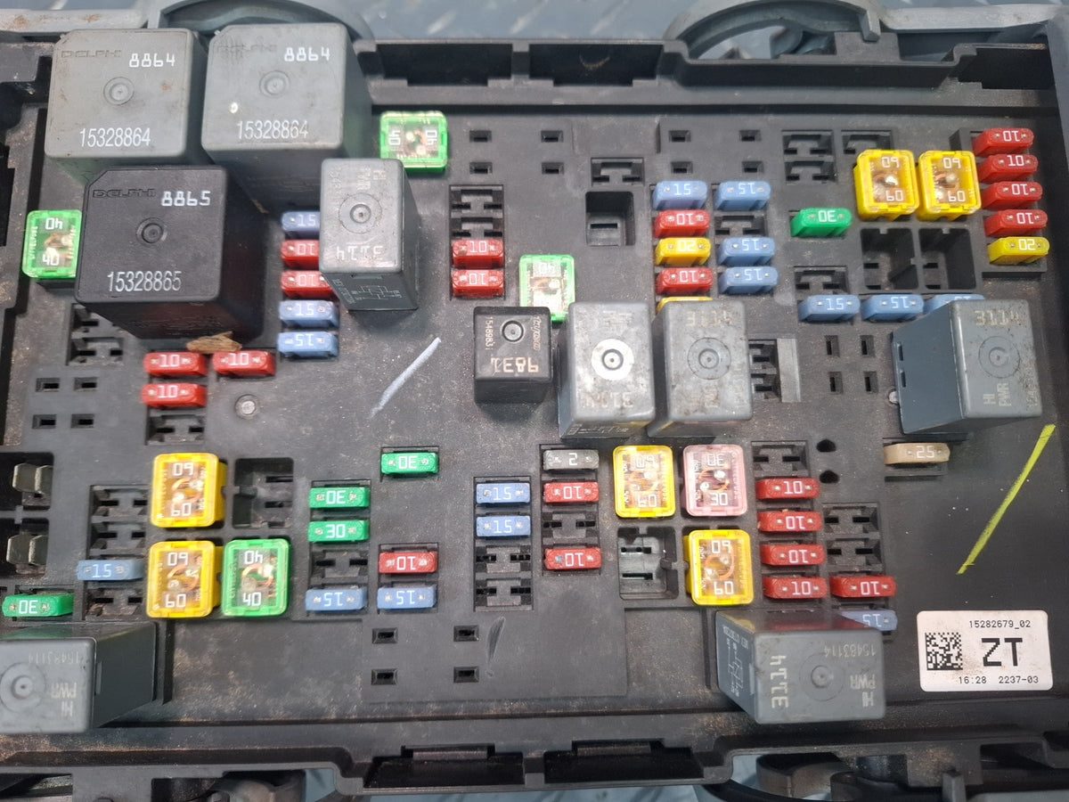 2008-2009 Hummer H2 Engine Bay Junction Fuse Relay Box 15282679