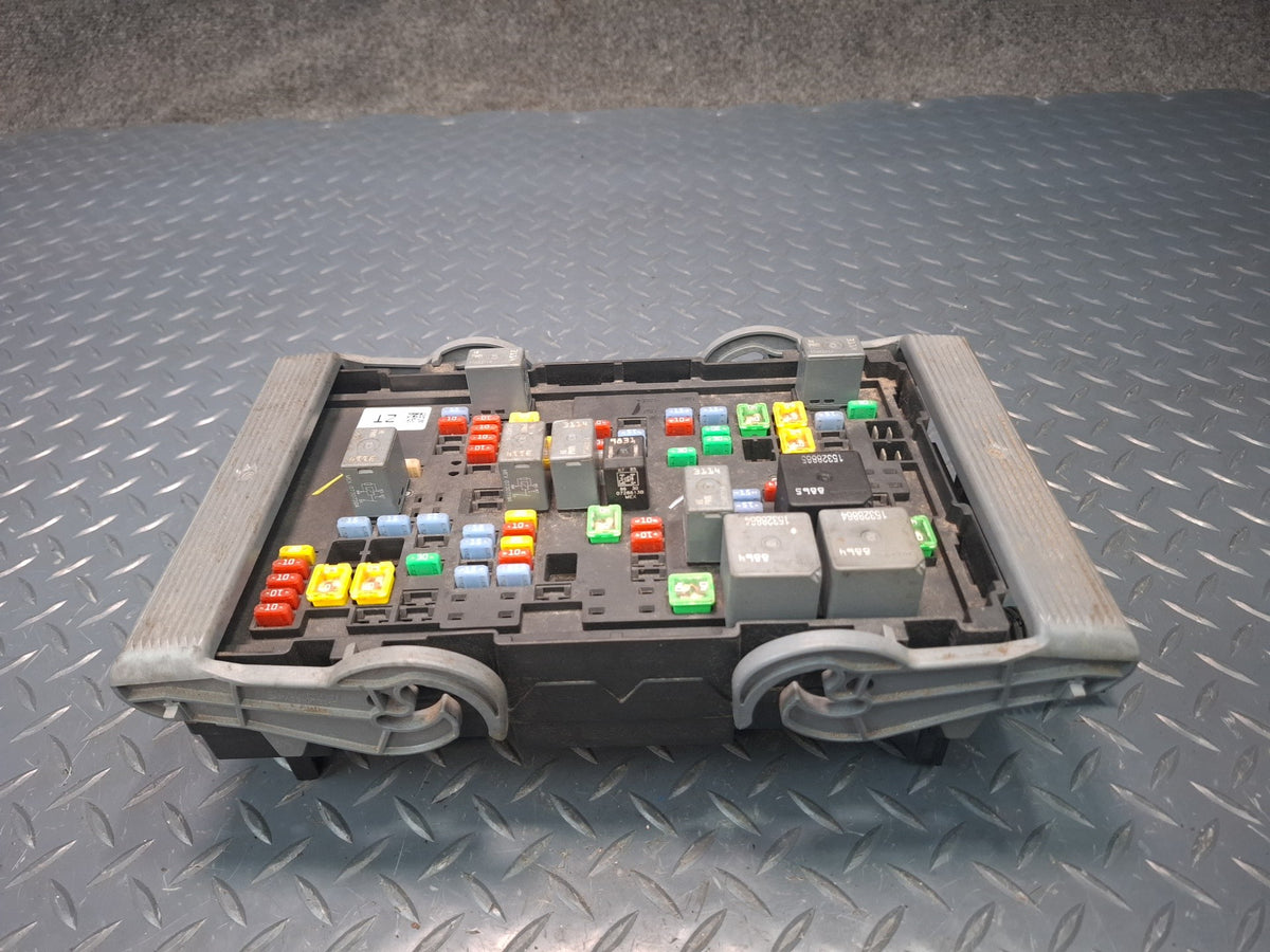 2008-2009 Hummer H2 Engine Bay Junction Fuse Relay Box 15282679