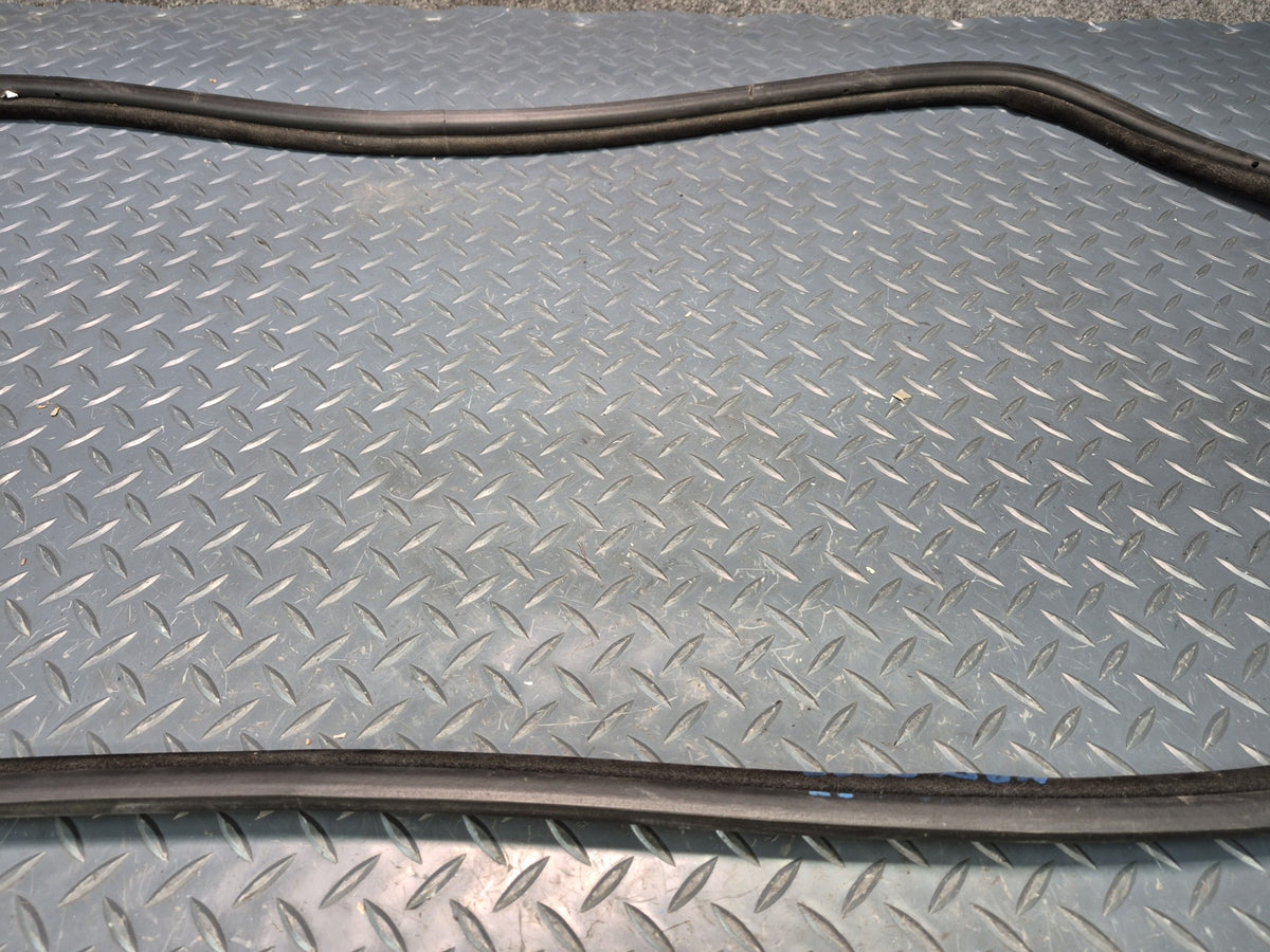 01-06 BMW E46 330ci Convertible Rear Trunk Lid Weatherstrip Rubber Seal OEM