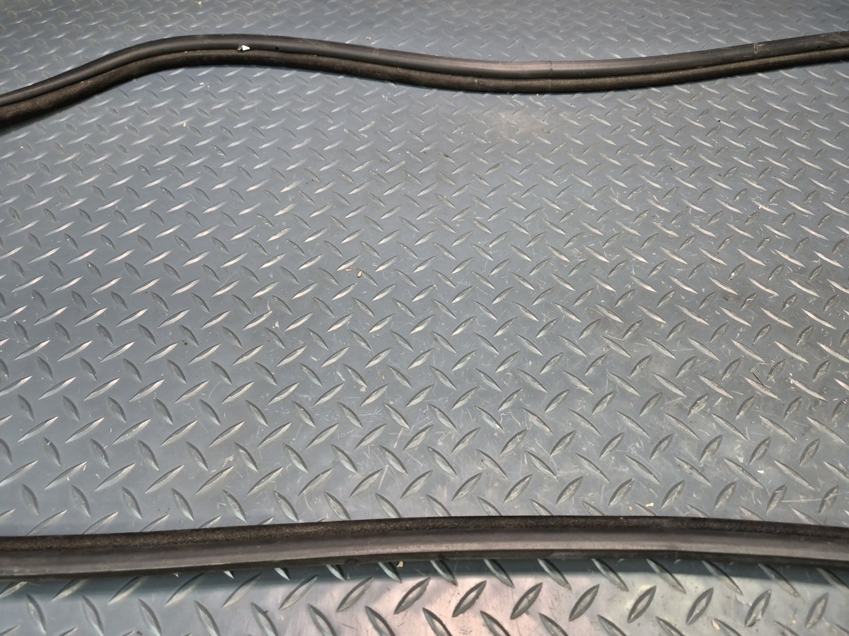 01-06 BMW E46 330ci Convertible Rear Trunk Lid Weatherstrip Rubber Seal OEM