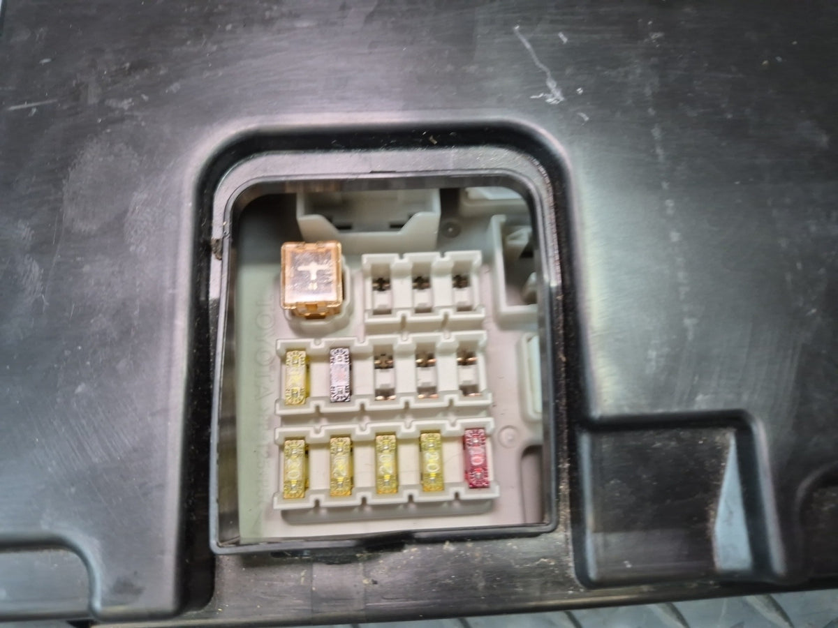 02-03 Lexus UZZ40L SC430 Rear Trunk Fuse Relay Box Module 82670-24090 OEM
