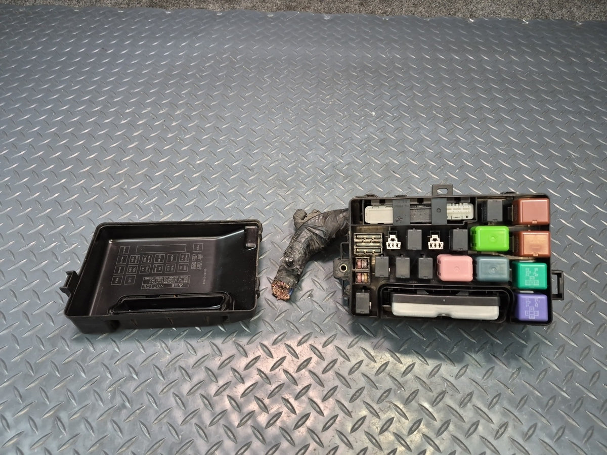 02-05 Lexus UZZ40L SC430 Engine Bay Relay Fuse Box OEM