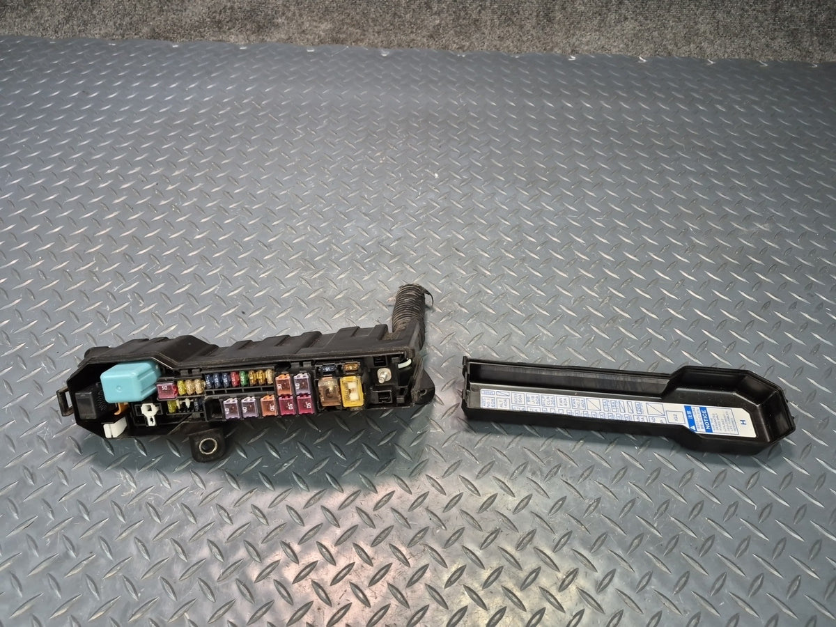 02-05 Lexus UZZ40L SC430 Engine Bay Front Right Fuse Relay Box Module OEM