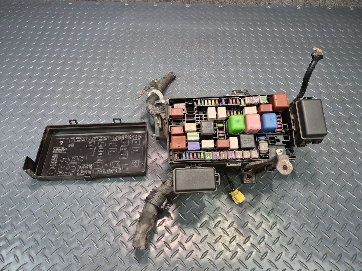 2003-2005 Lexus UZJ120L GX470 Engine Bay Fuse Relay Box Module Unit