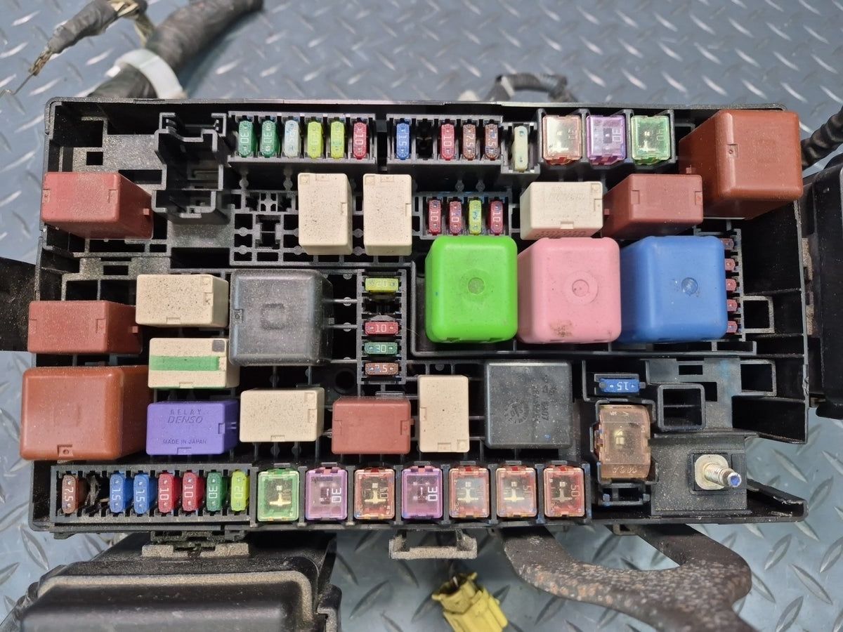 2003-2005 Lexus UZJ120L GX470 Engine Bay Fuse Relay Box Module Unit