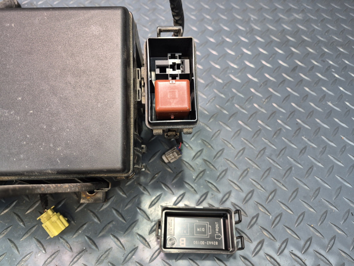 2003-2005 Lexus UZJ120L GX470 Engine Bay Fuse Relay Box Module Unit