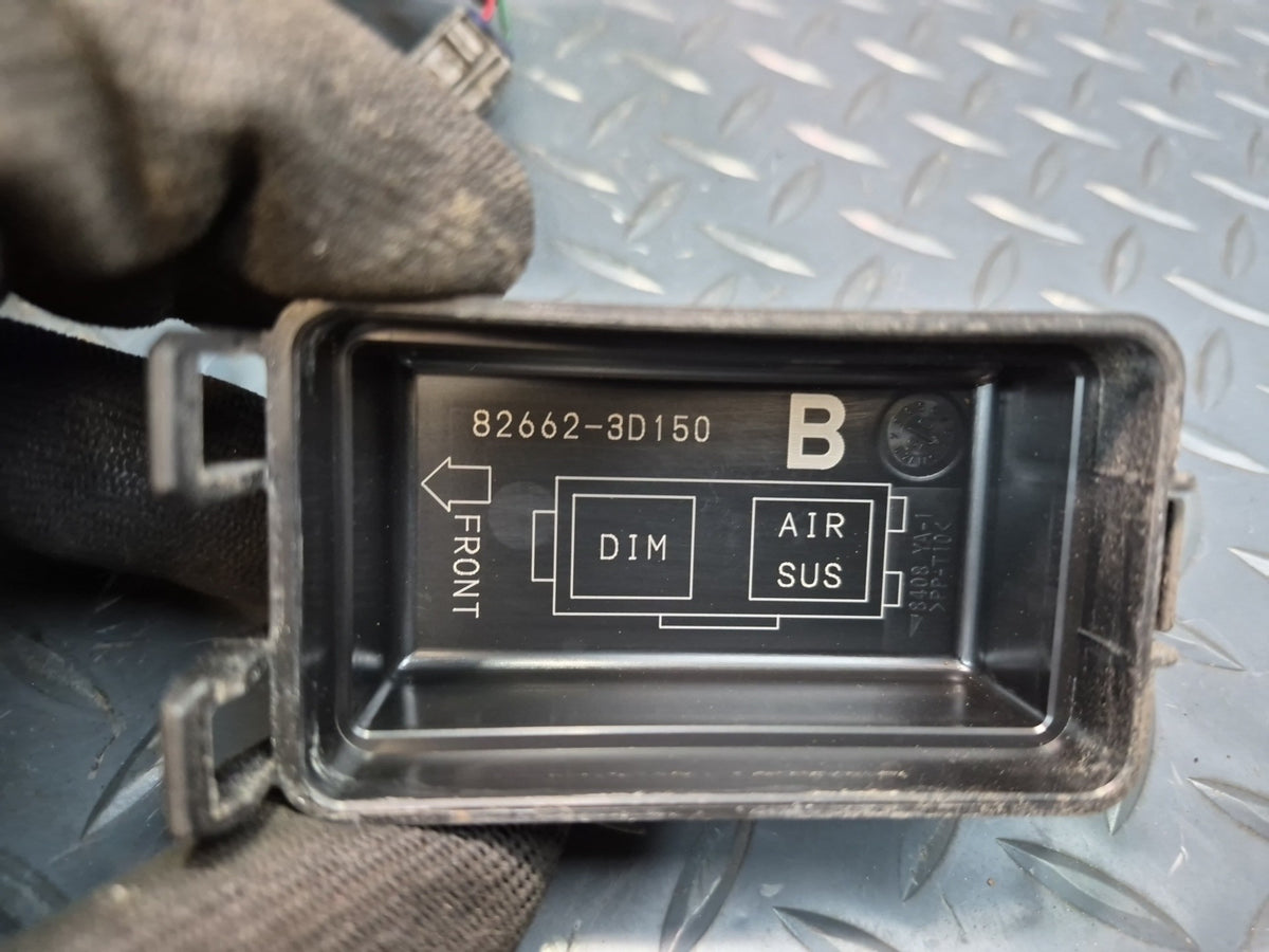2003-2005 Lexus UZJ120L GX470 Engine Bay Fuse Relay Box Module Unit
