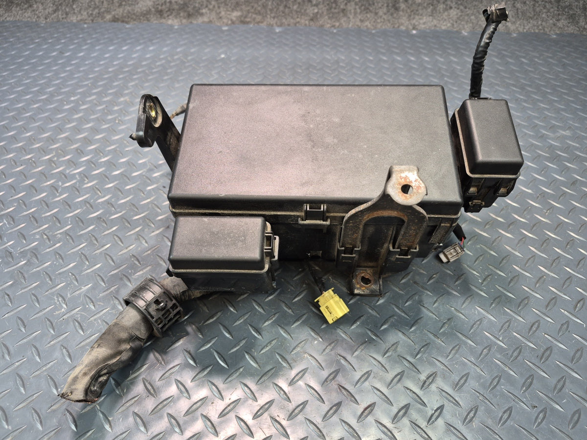2003-2005 Lexus UZJ120L GX470 Engine Bay Fuse Relay Box Module Unit