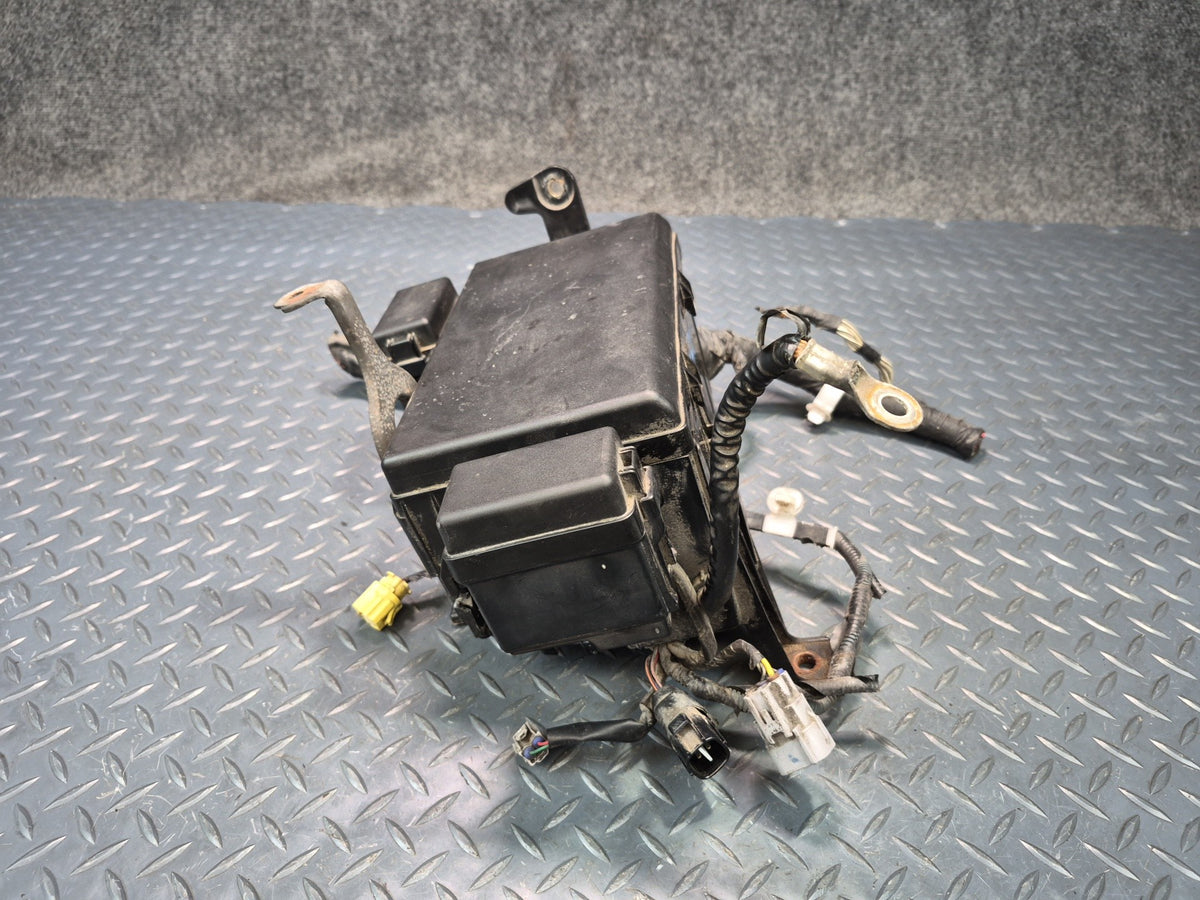 2003-2005 Lexus UZJ120L GX470 Engine Bay Fuse Relay Box Module Unit