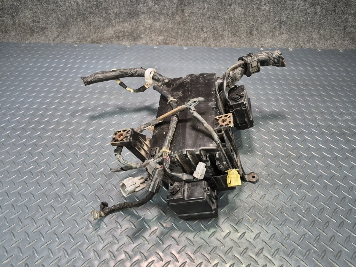 2003-2005 Lexus UZJ120L GX470 Engine Bay Fuse Relay Box Module Unit