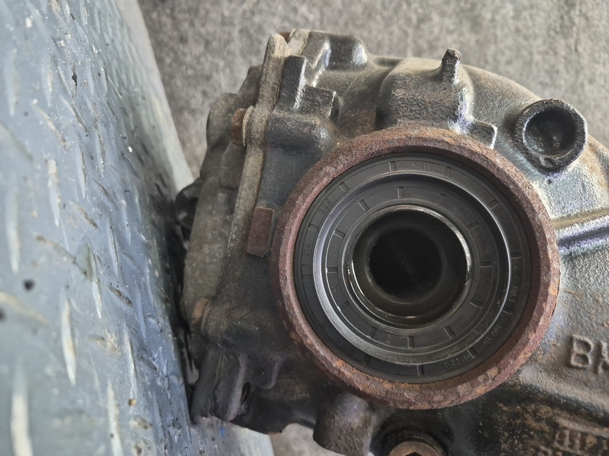 01-06 BMW E46 330i 330Ci M/T Rear Differential Carrier 3.07 Ratio 7511191 OEM