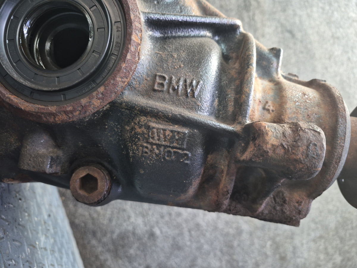 01-06 BMW E46 330i 330Ci M/T Rear Differential Carrier 3.07 Ratio 7511191 OEM