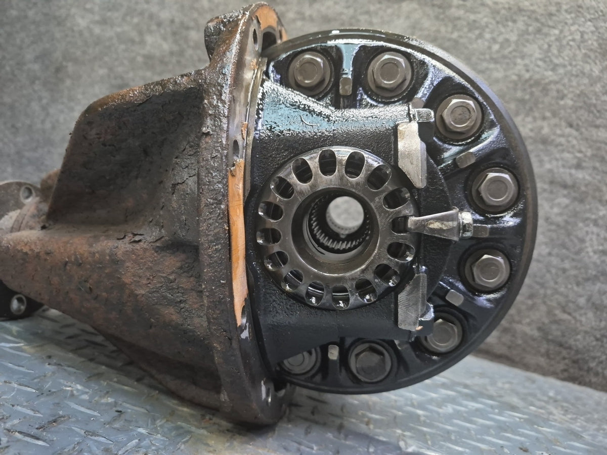 2003-2007 Lexus UZJ100L LX470 Rear Differential Axle Carrier 4.10 Ratio