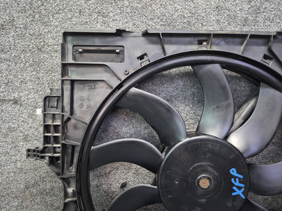 2014-2018 BMW F15 X5 4.4L Engine Cooling Fan Motor Shroud 7634472 Damaged