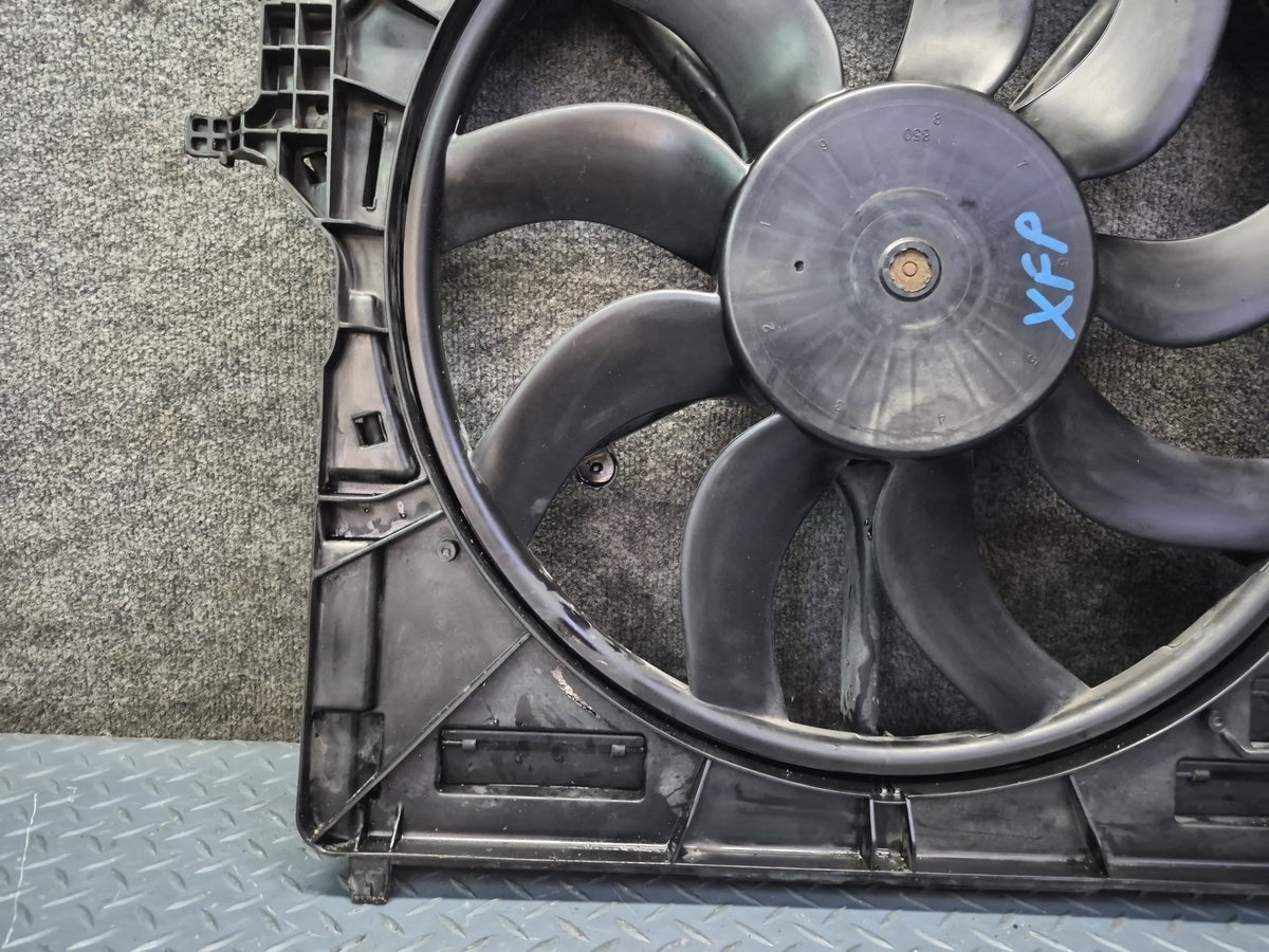 2014-2018 BMW F15 X5 4.4L Engine Cooling Fan Motor Shroud 7634472 Damaged
