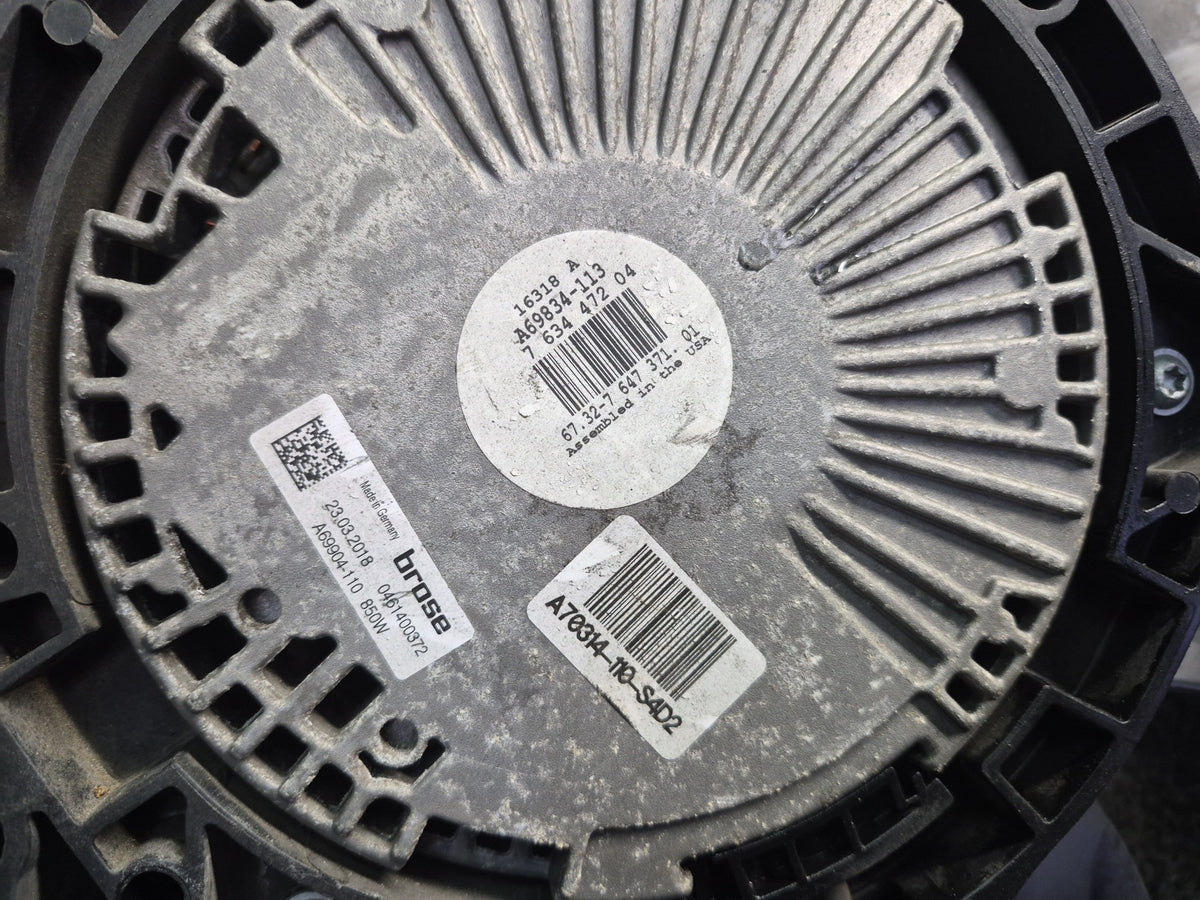 2014-2018 BMW F15 X5 4.4L Engine Cooling Fan Motor Shroud 7634472 Damaged