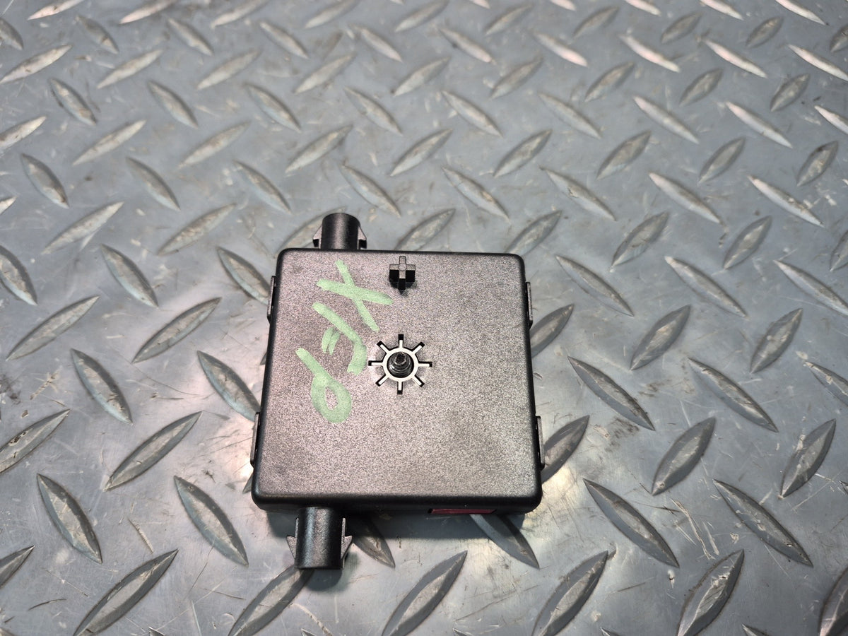 2014-2018 BMW F15 X5 Radio Antenna Noise Trap Circuit Filter Module 9343304