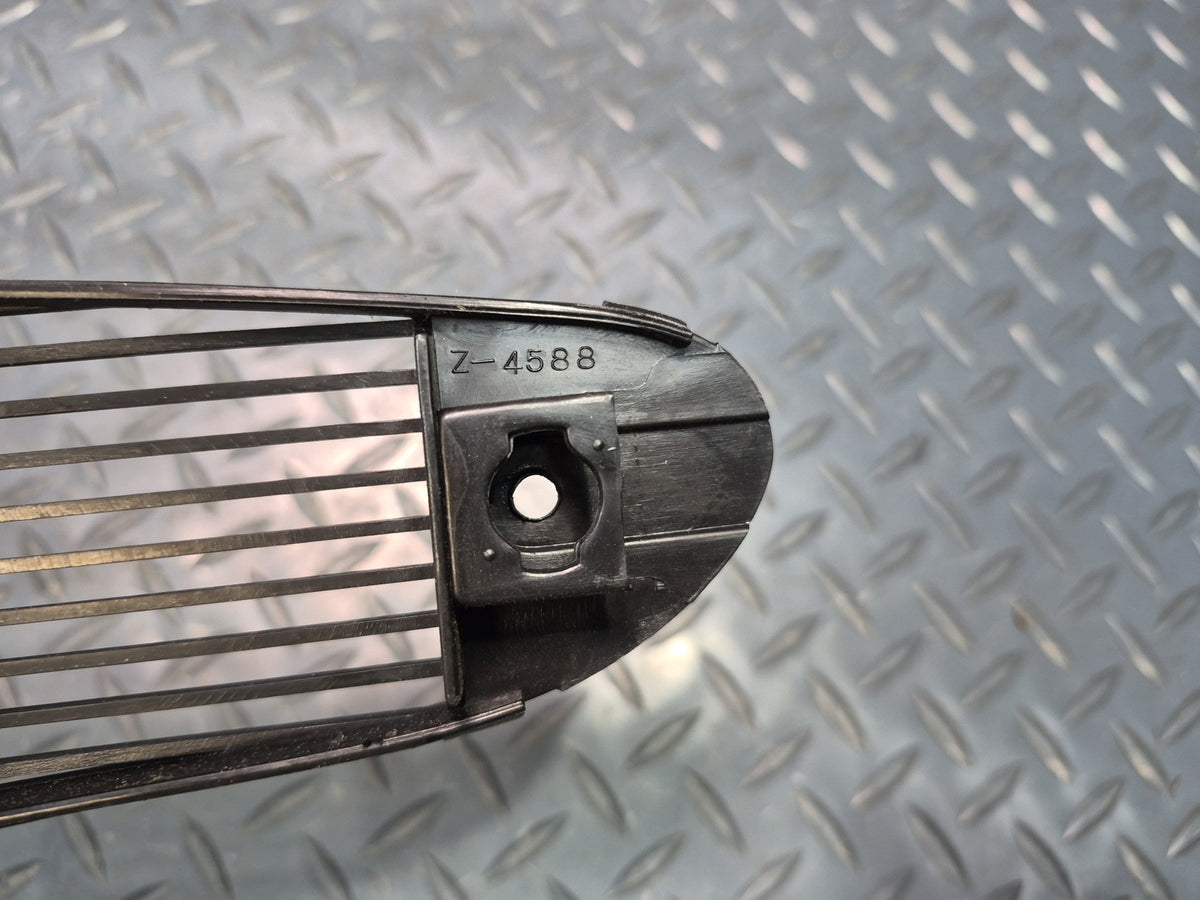 97-04 Chevrolet Corvette C5 Upper Dash Defrost Vent Grille 10400366 OEM