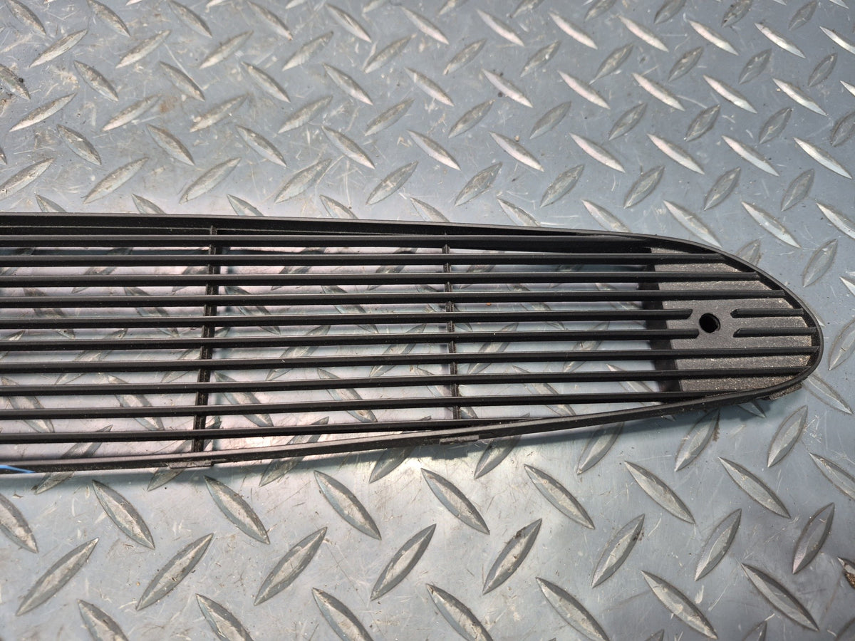 97-04 Chevrolet Corvette C5 Upper Dash Defrost Vent Grille 10400366 OEM
