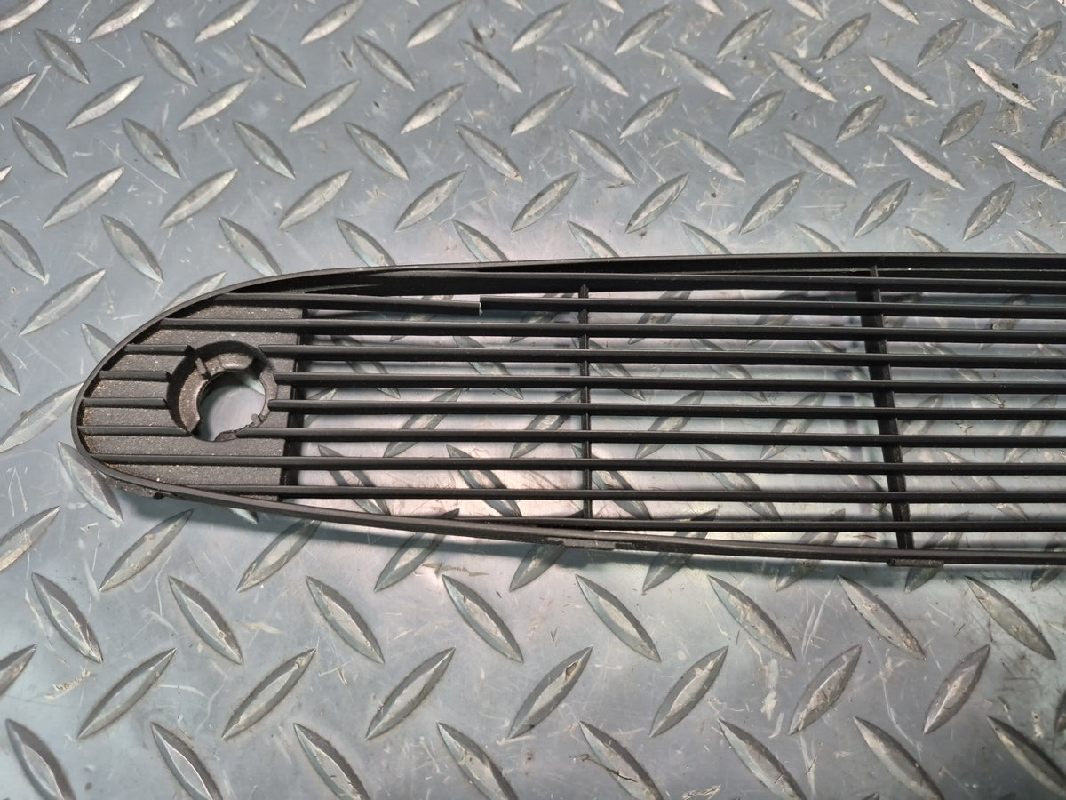 97-04 Chevrolet Corvette C5 Upper Dash Defrost Vent Grille 10400366 OEM