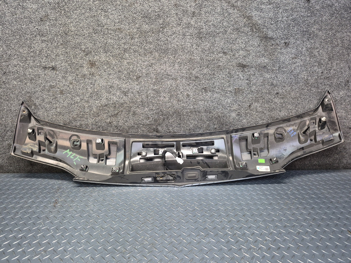 2017-2020 Maserati Levante M161 Rear Trunk Lid Liftgate Spoiler Panel 670042733