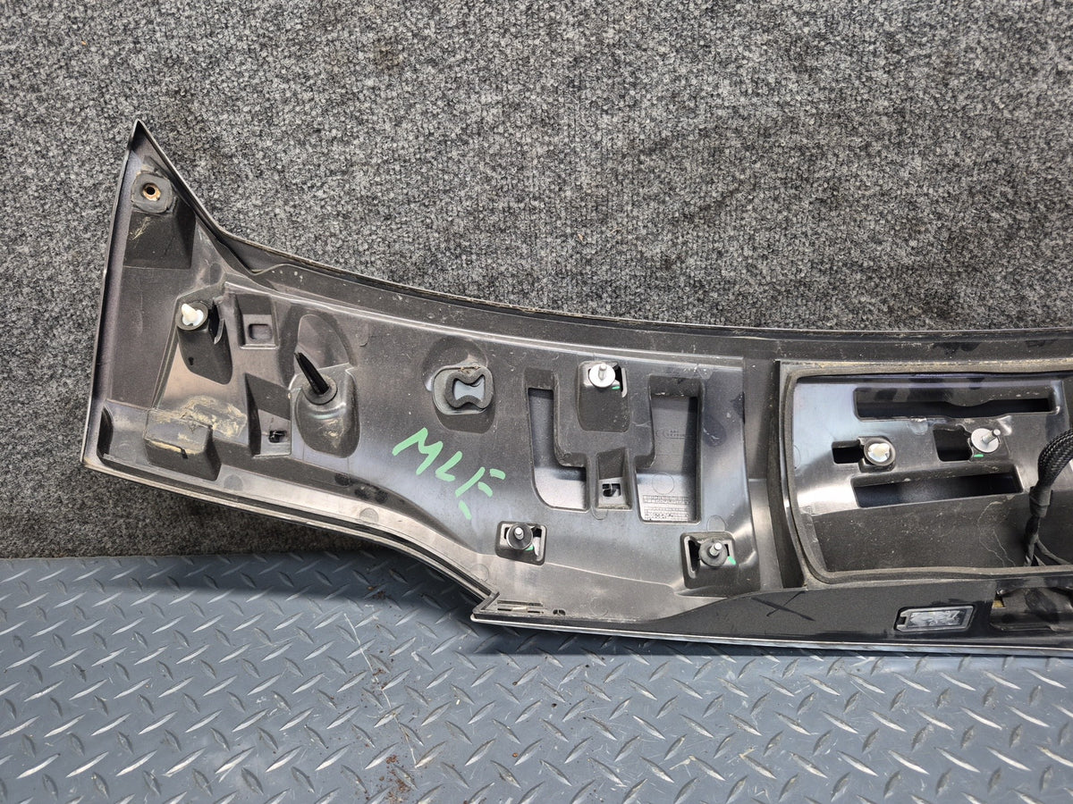2017-2020 Maserati Levante M161 Rear Trunk Lid Liftgate Spoiler Panel 670042733