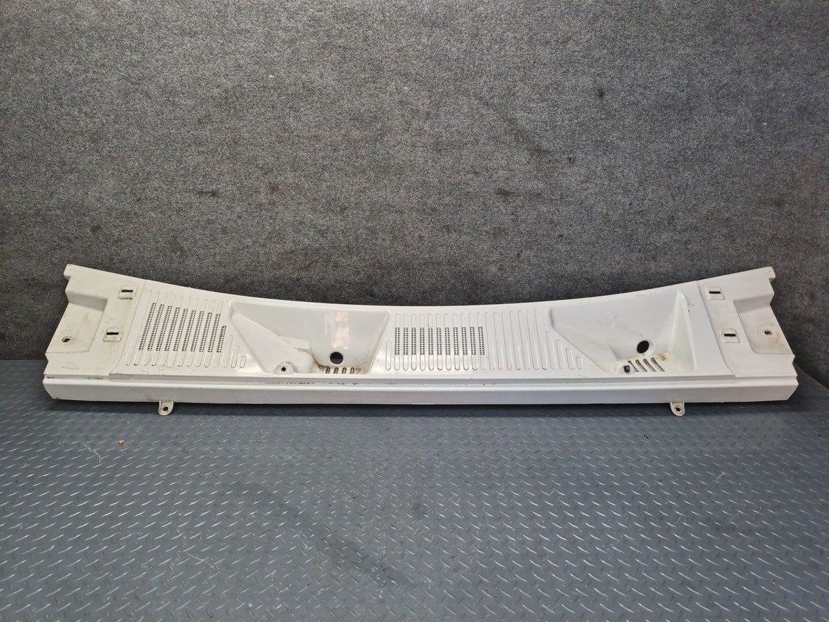 2003-2009 Hummer H2 Front Hood Cowl Vent Trim Panel 15211663