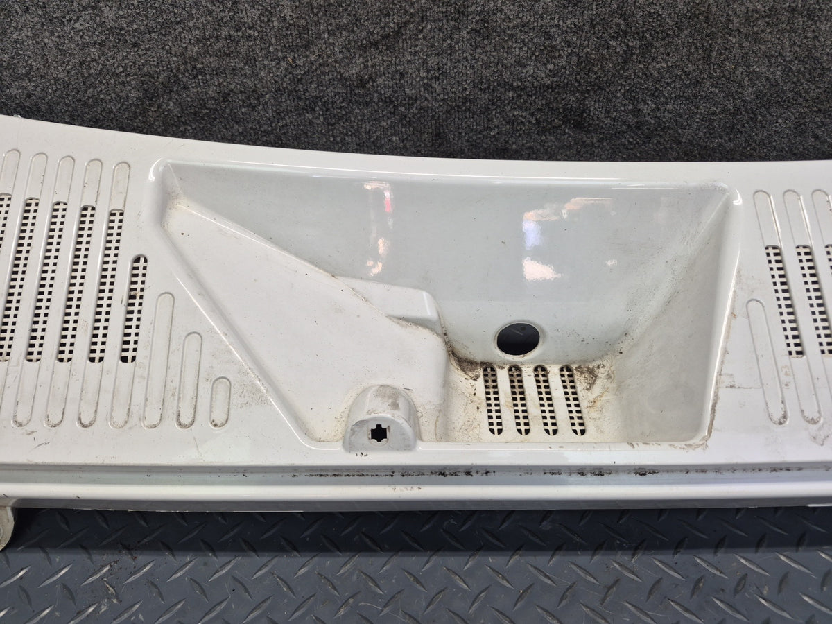 2003-2009 Hummer H2 Front Hood Cowl Vent Trim Panel 15211663