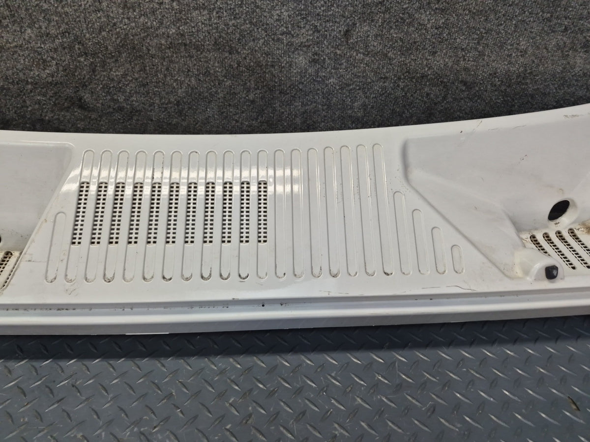 2003-2009 Hummer H2 Front Hood Cowl Vent Trim Panel 15211663