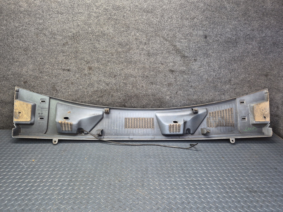 2003-2009 Hummer H2 Front Hood Cowl Vent Trim Panel 15211663
