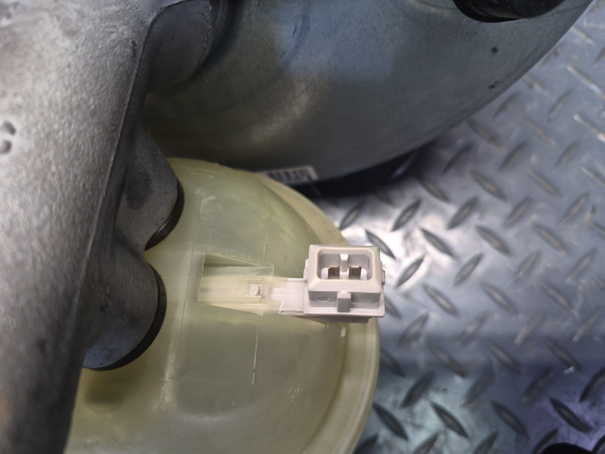 2000-2004 Porsche Boxster 986 M/T Brake Master Cylinder Booster Fluid Reservoir