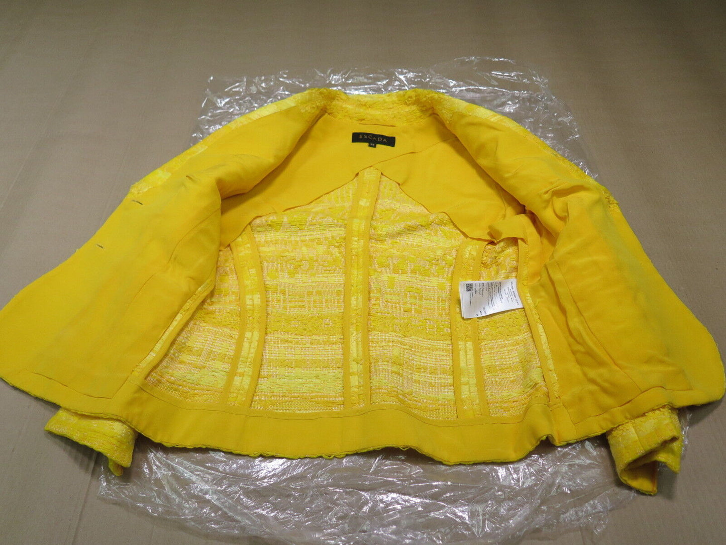 Escada  EU 34 Tweed Yellow Pineapple Jacket Sleeve With Zipper