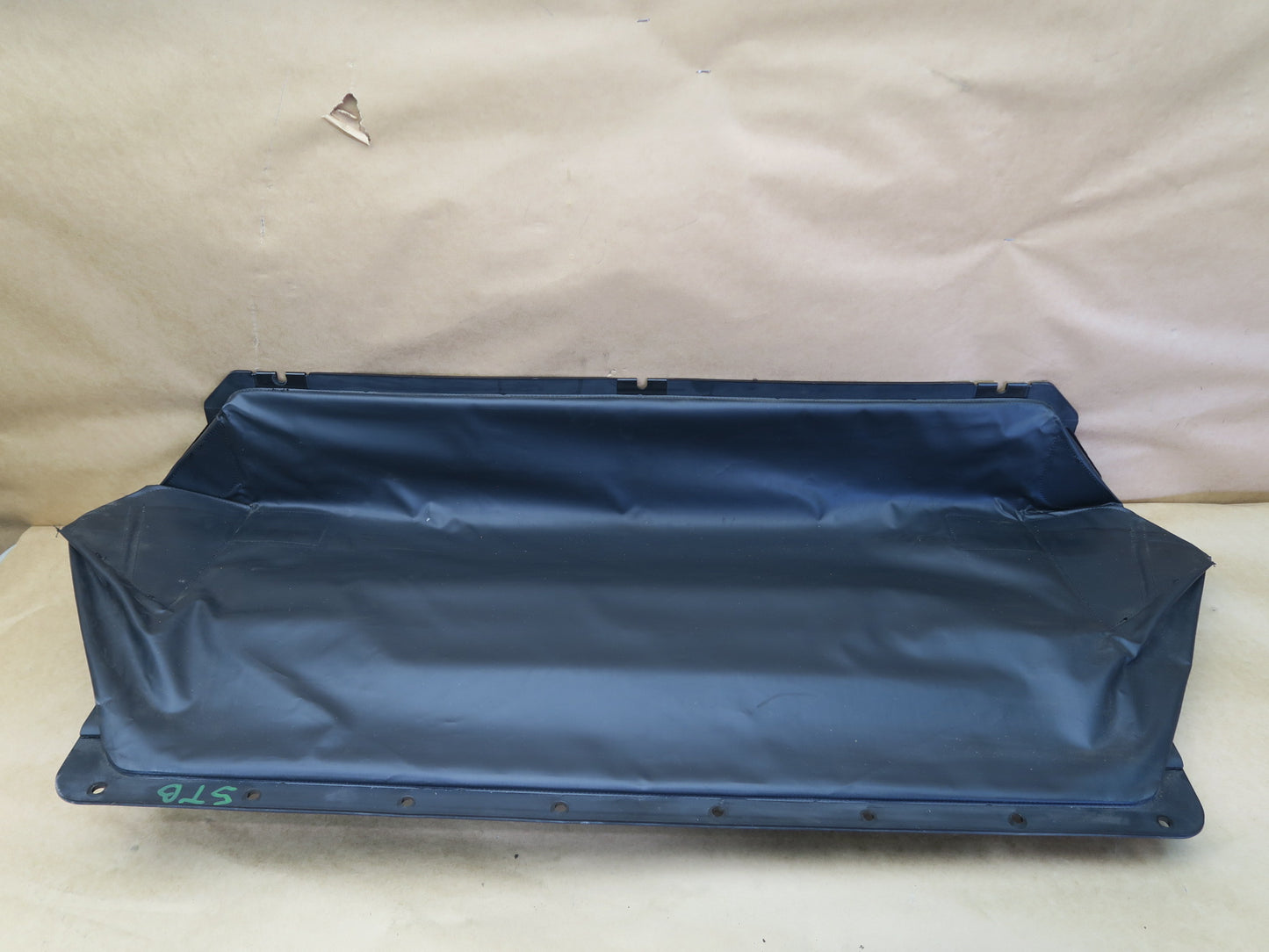 01-06 BMW E46 3-SERIES CONVERTIBLE FOLDING TOP COMPARTMENT COVER 8236837 OEM